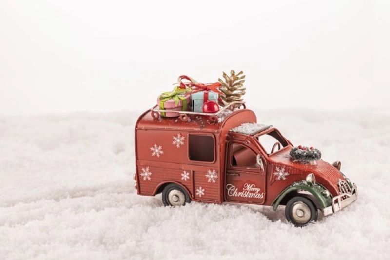 2. Make Memories With Your Loved Ones by Decorating with Elegant Glass Ornaments and Accessories